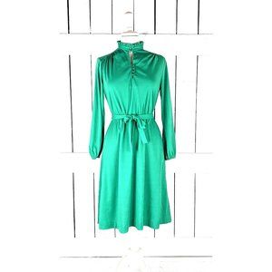 Vintage JCPenney green stretch polyester long sleeve belted peep hole dress